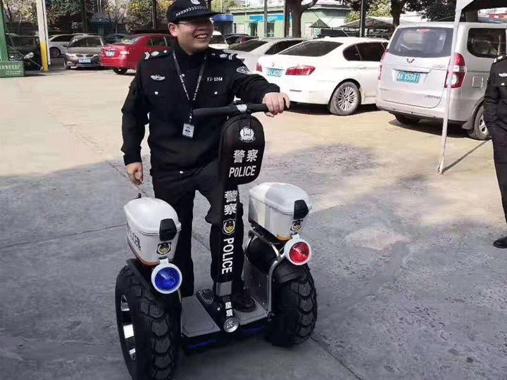 警察巡逻平衡车.gif